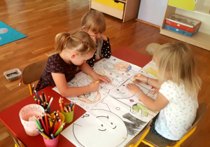dziewczynki wspólnie wykonują plakat z okazji "Dnia Kropki"