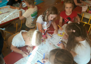dziewczynki wspólnie wykonują plakat z okazji "Dnia Kropki"