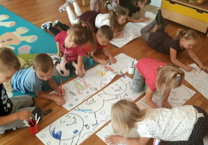 dzieci malują plakat