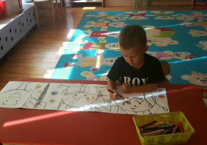 chłopiec maluje plakat