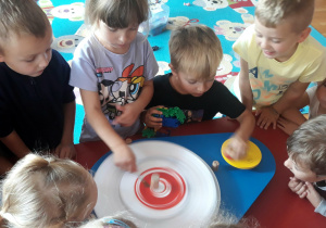 dzieci tworzą kropki na maszynie kolorów