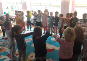 zabawy integracyjne na dywanie