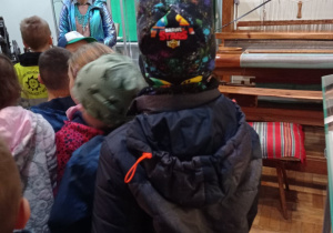 dzieci oglądają eksponaty w muzeum