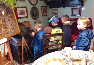 dzieci oglądają eksponaty w muzeum