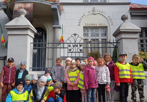 przedszkolaki stoja przed budynkiem muzeum historii miasta Zduńska Wola