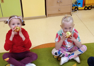 dziewczynki z jabłkami