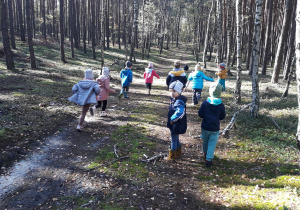 dzieci z grupy IV biegają po lesie