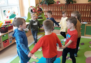 taneczna zabawa przedszkolaków z grupy V