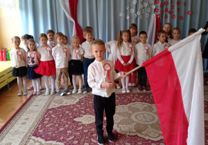 chłopiec z flaga Polski