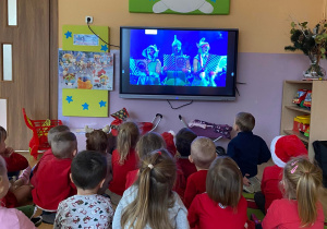 przedszkolaki oglądają bajkę "Trzy Elfy"