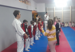 dzieci ćwiczą z instruktorami karate