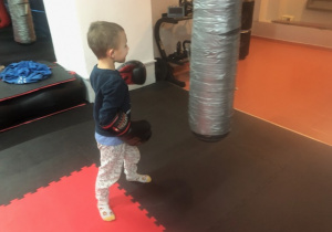 chłopiec w rękawicach bokserskich ćwiczy