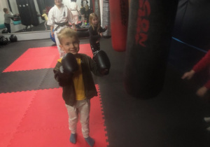 chłopiec w rękawicach bokserskich ćwiczy