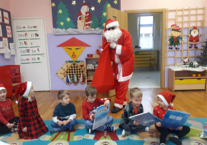 Mikołaj obdarował dzieci prezentami