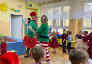 zabawa z Mikołajem w środku tańczą elfy