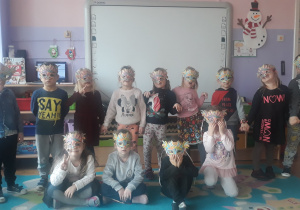 dzieci w maskach wykonanych własnoręcznie