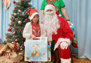 dziecko z Mikołajem i Elfem