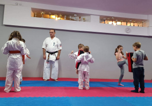 dzieci ćwiczą karate