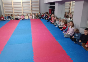 dzieci ćwiczą karate