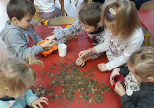 dzieci liczą monety