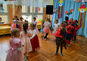 Dzieci tańczą
