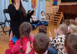 dzieci uczą sie języka migowego