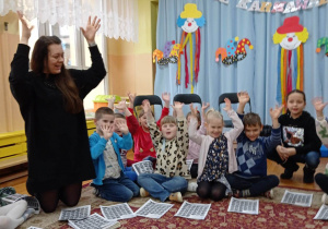 dzieci uczą sie języka migowego