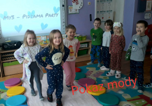 zabawa przedszkolaków w piżamach