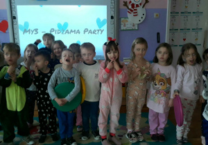 zabawa przedszkolaków w piżamach