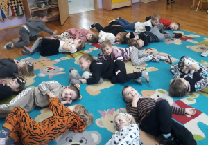 dzieci leżą na dywanie