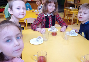 dzieci siedzą przy stoliku