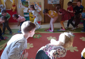przedszkolaki tanczą