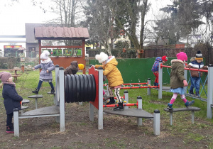 zabawy na sprzęcie rekreacyjnym w ogrodzie przedszkolnym
