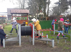 Zabawy w ogrodzie przedszkolnym
