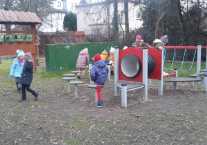 zabawy na sprzęcie rekreacyjnym w ogrodzie przedszkolnym