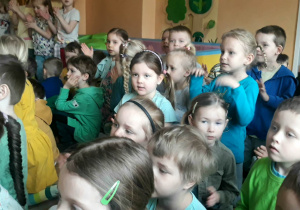 dzieci uczestnicza w przedstawieniu na powitanie Wiosny w wykonaniu przedszkolaków