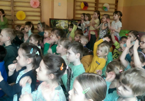 przedstawienie na powitanie Wiosny w wykonaniu przedszkolaków