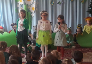 przedstawienie na powitanie Wiosny w wykonaniu przedszkolaków