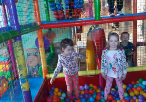 dzieci bawia się w basenie z kolorowymi kulkami