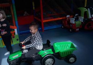 chłopiec jedzie na traktorze