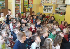 dzieci siedzą w sali przedszkolnej i uczestniczą w zajęciach ekologiczny