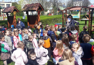 dzieci uczestnicza w zajęciach ekologicznych w ogrodzie przedszkolnym