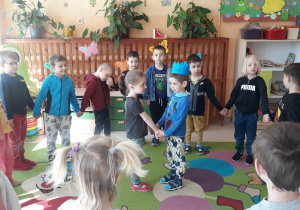 dzieci tańczą wspólny taniec z Konradem