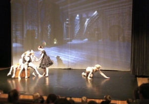 scena baśniowego spektaklu w wykonaniu Teatru Tańca Arabeska