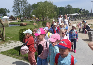 przedszkolaki zwiedzają zoo