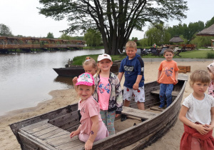 dzieci siedzą na łódce