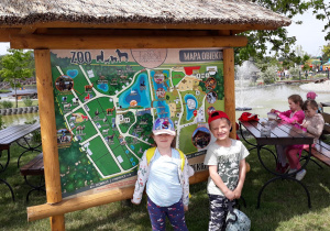 dziewczynka i chłopiec stoją przed mapą obiektu Dobronianka