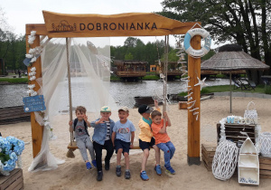 chłopcy siedzą na huśtawce z napisem Dobronianka