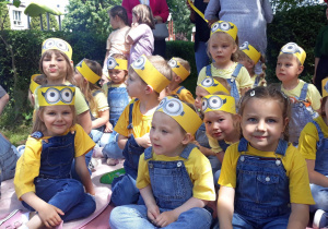 dzieci w strojach minionków ubrane w żółto niebieskie stroje czekaja na występ