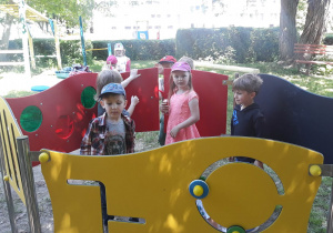 zabawa w ogrodzie przedszkolnym, dzieci korzystają z urządzeń rekreacyjnych
